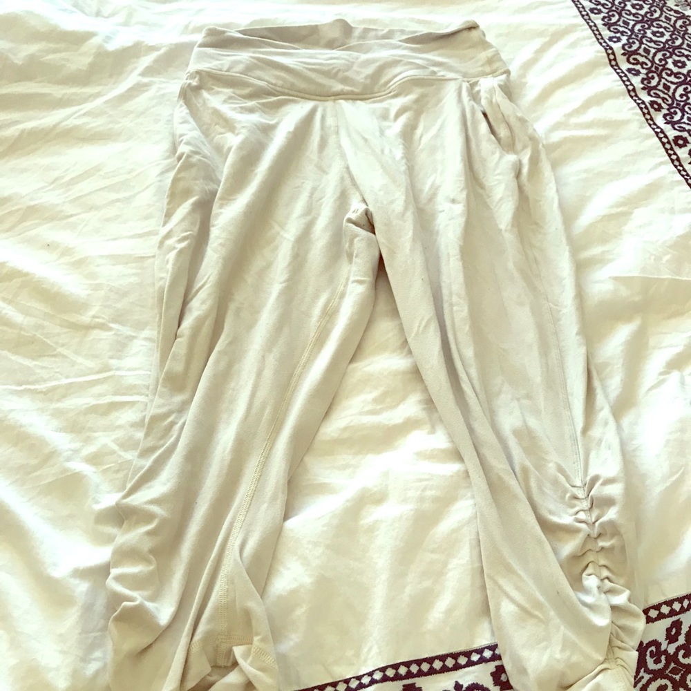 3/4 length white lululemon pants